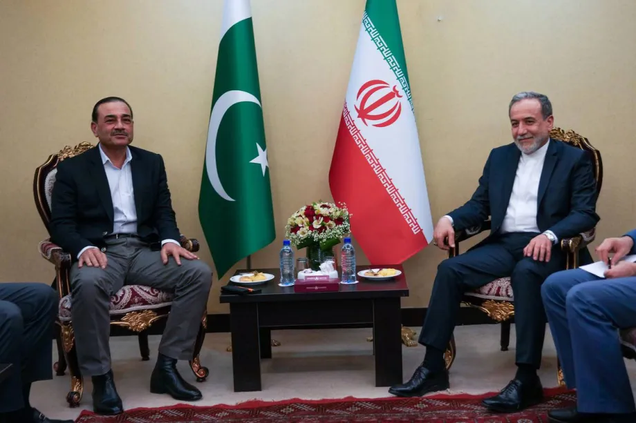 Iran’s Foreign Minister Arrives in Islamabad as U.S. Envoys Prepare for Critical Talks